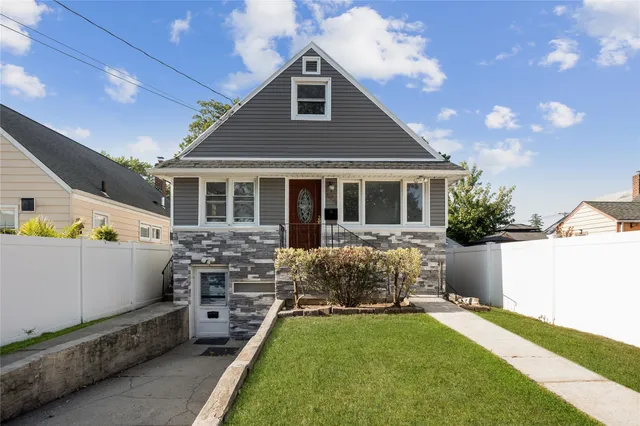 $739,000 | 594 Fenworth Boulevard, Franklin Square, NY 11010