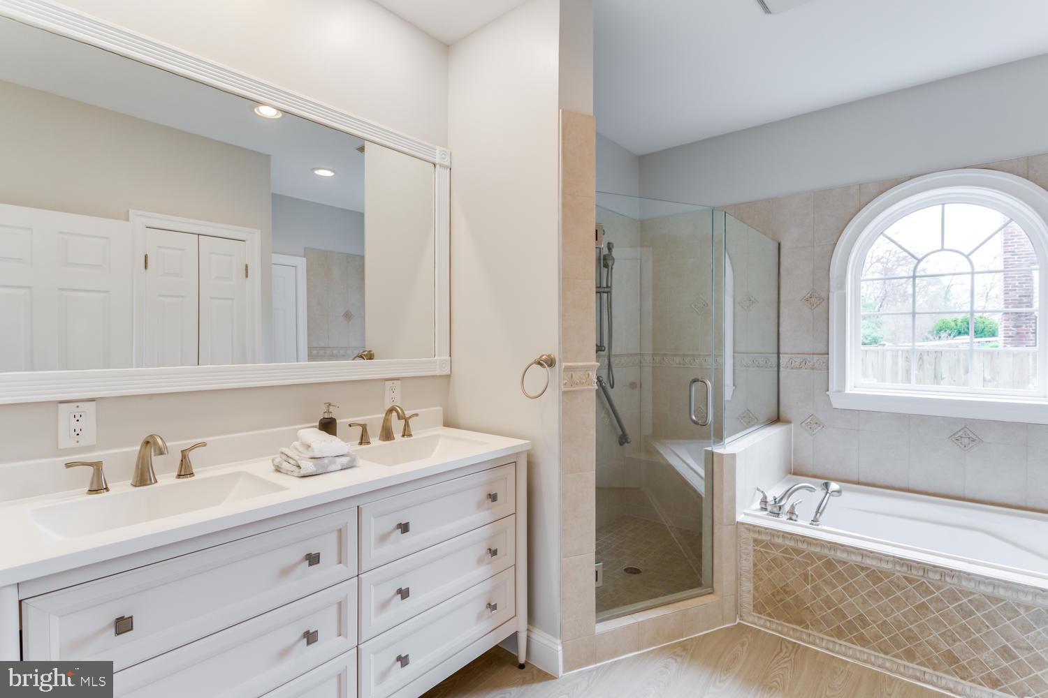8012 Bainbridge Road Alexandria, VA 22308 - Photo 17 of 45 Primary bath