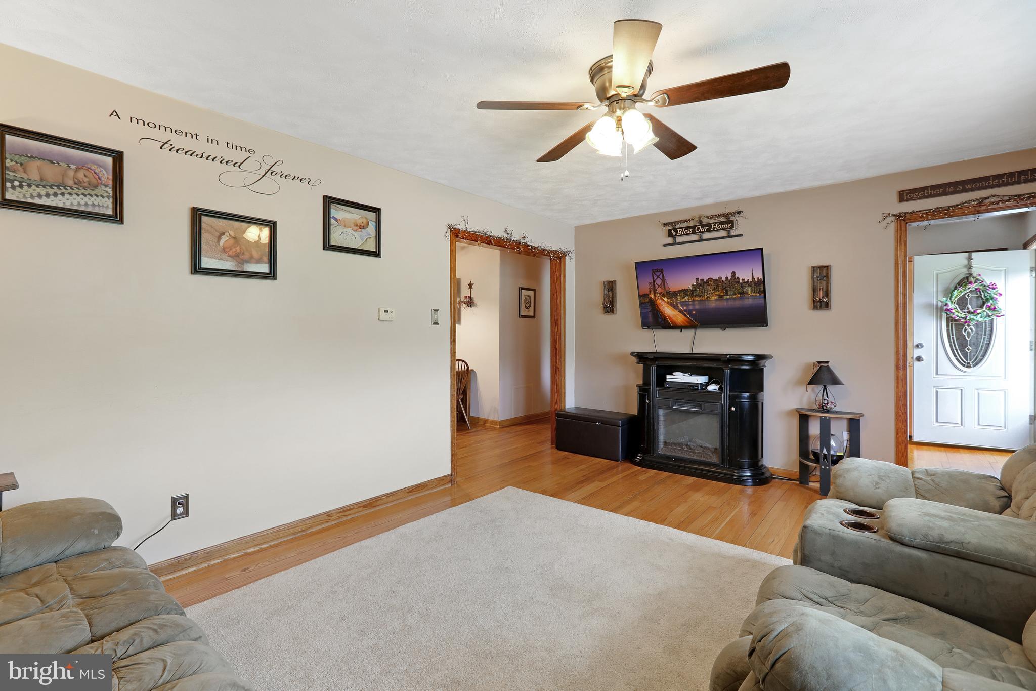 11918 Messick Road Southeast Cumberland, MD 21502 - Photo 7 of 27 Living room