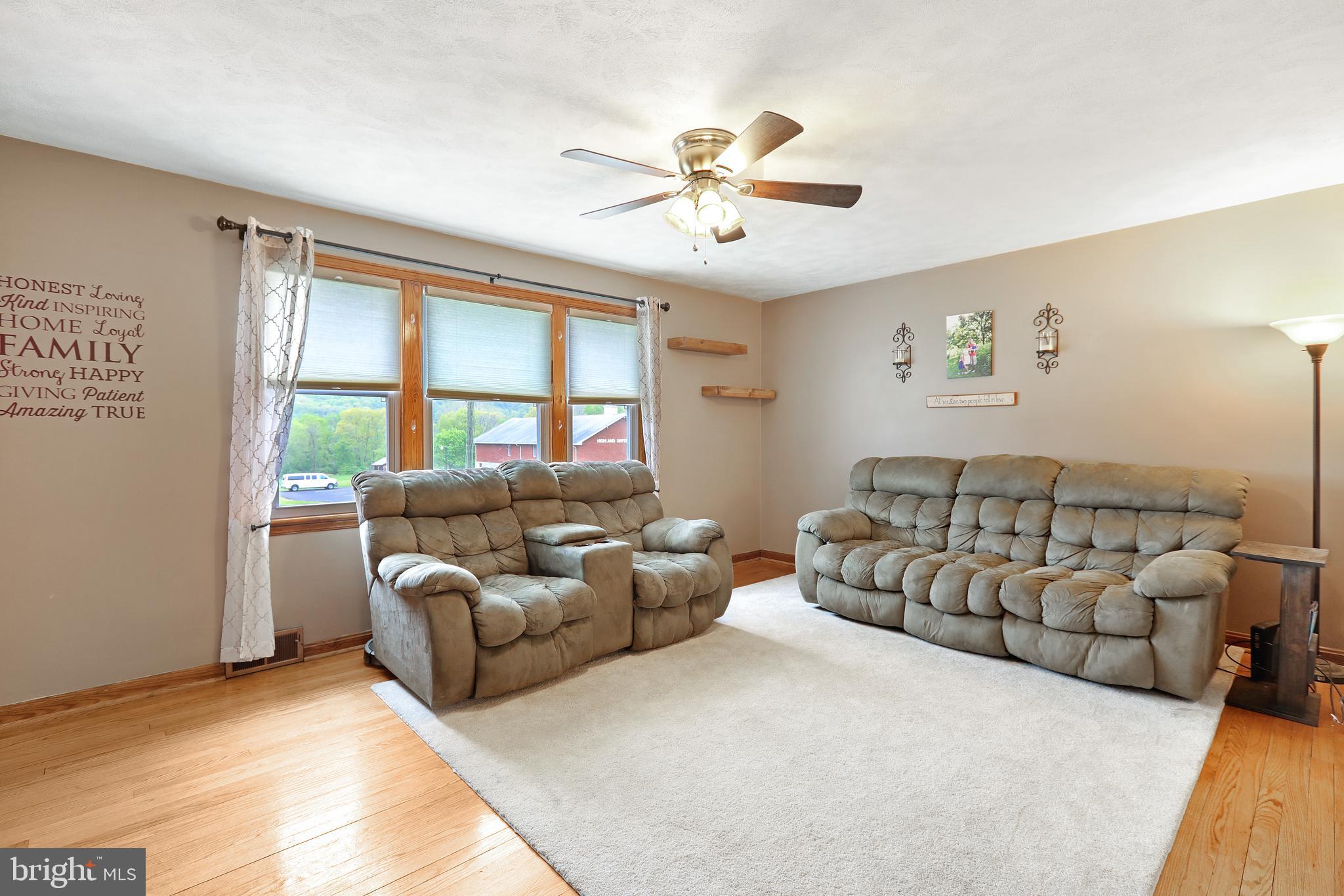 11918 Messick Road Southeast Cumberland, MD 21502 - Photo 8 of 27 Living room