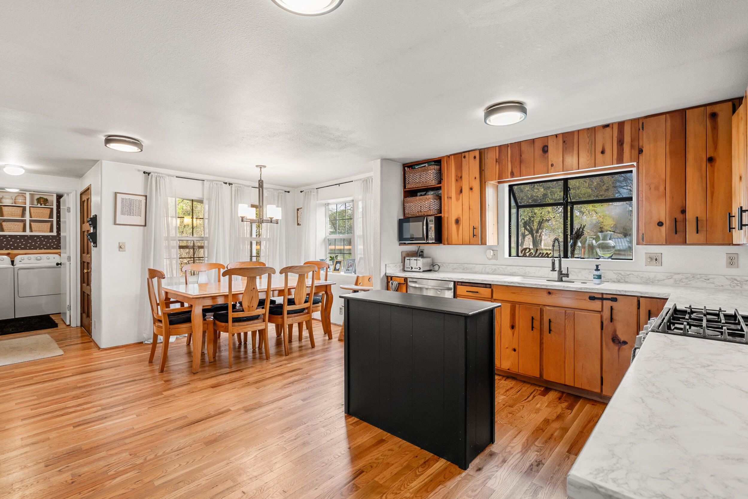 642 Upper River Road Central Point, OR 97502 - Photo 6 of 50 Kitchen and Dining Area