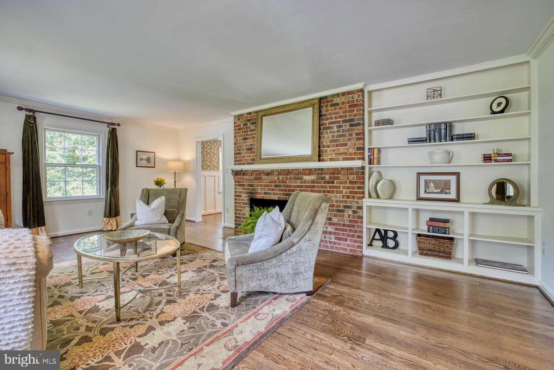 1629 Courtland Road Alexandria, VA 22306 - Photo 19 of 59 Built in bookshelves in living room