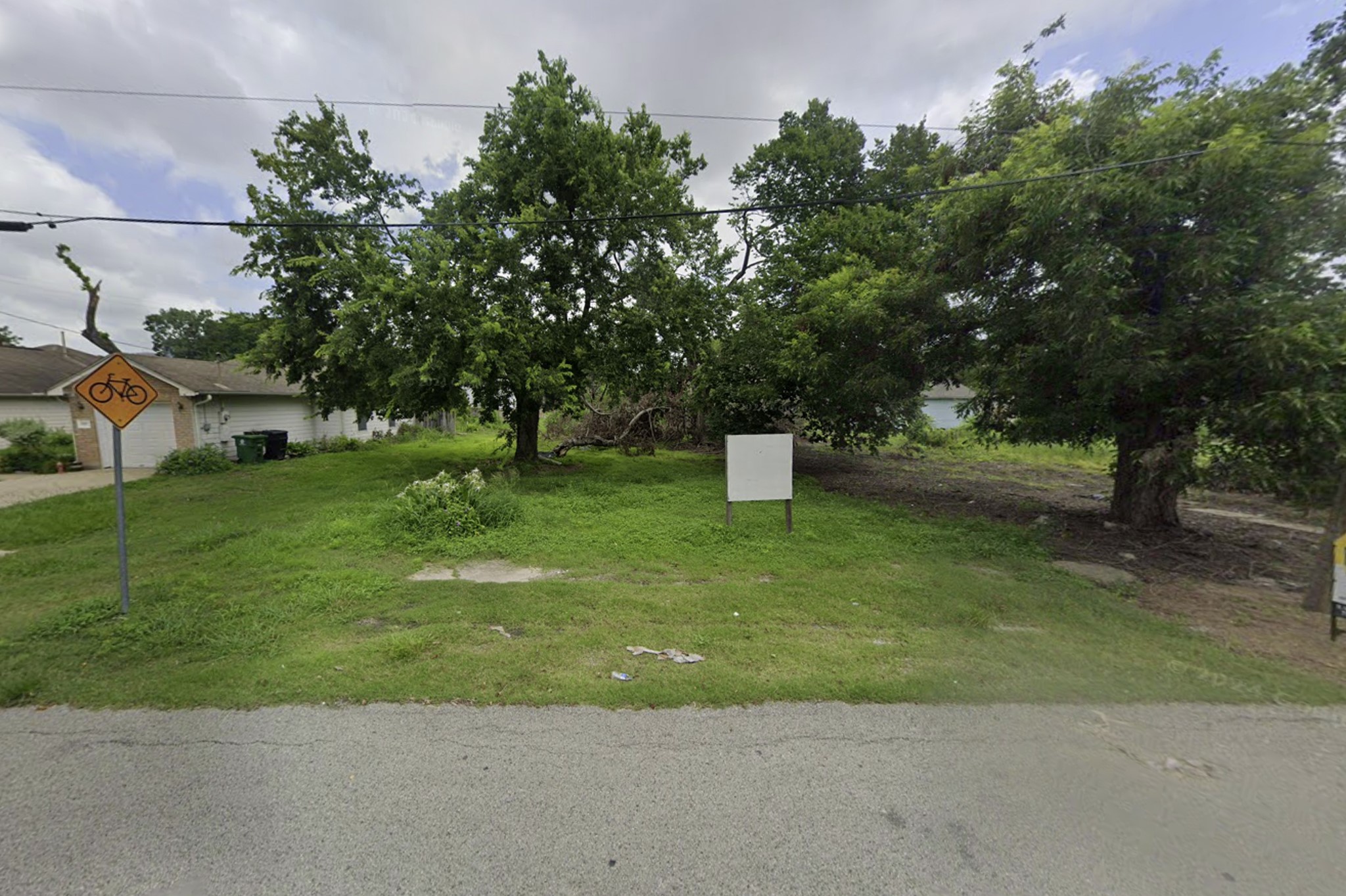 3209 Tuam Street Houston, TX 77004 - Photo 2 of 4 a view of a outdoor space