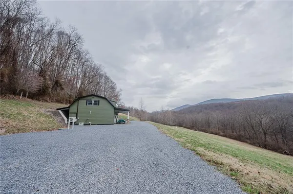 a view of a backyard