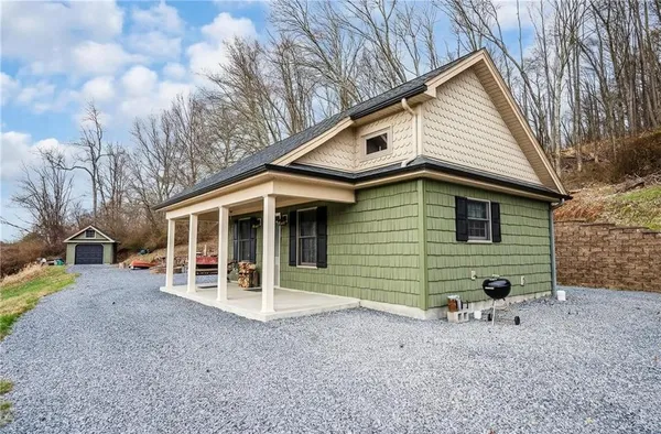 a view of a house with backyard