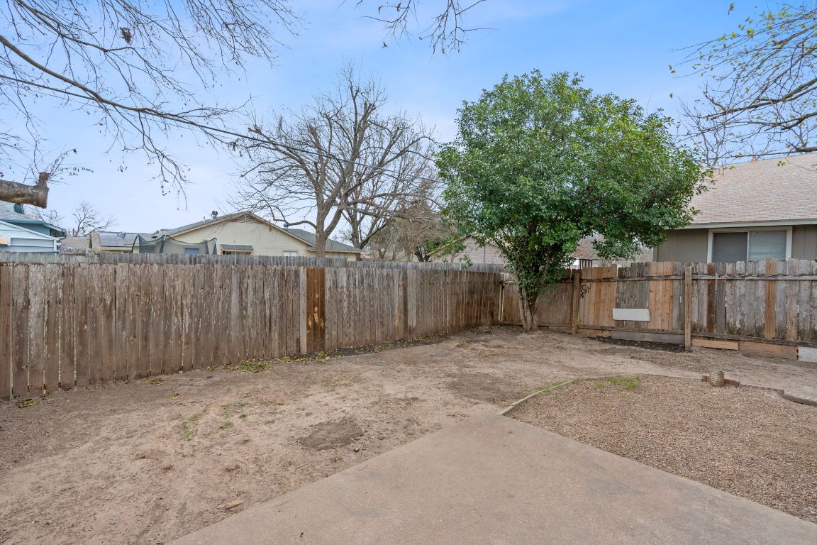 16131 Stoneham Circle Pflugerville, TX 78660 - Photo 19 of 19 a backyard of a house