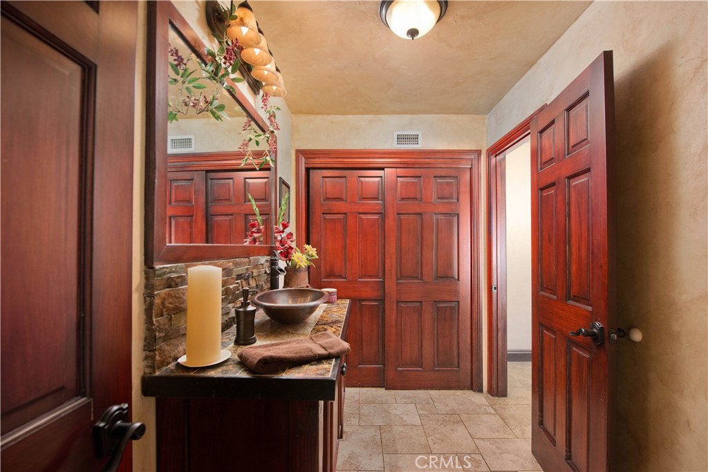 30602 Hasley Canyon Road Castaic, CA 91384 - Photo 30 of 72 Bathroom 3 with a Closet
