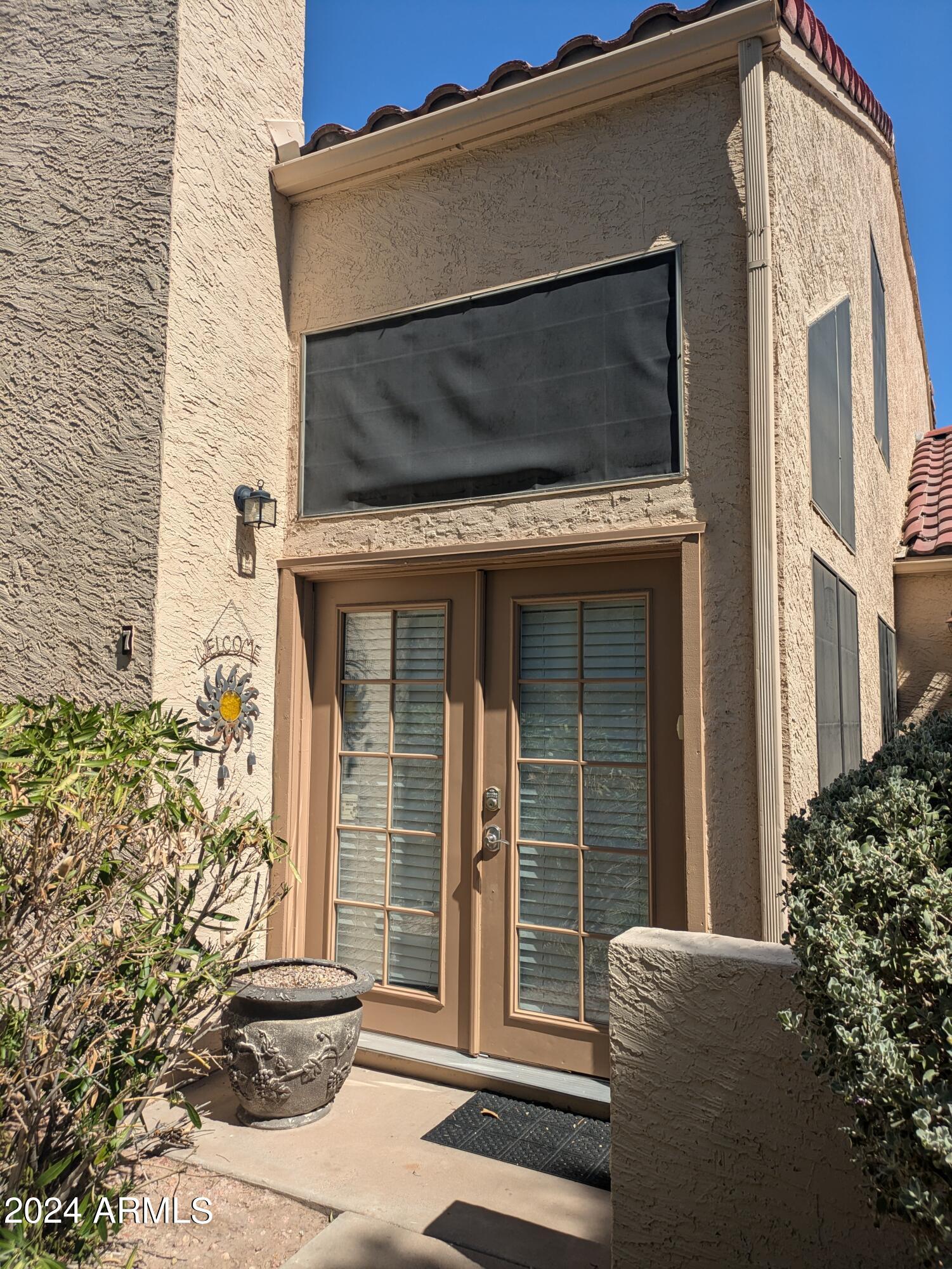 602 North May, Unit 7 Mesa, AZ 85201 - Photo 16 of 18 a living room that has a couch and a potted plant