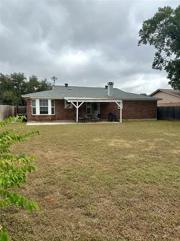 a view of a house with yard and porch