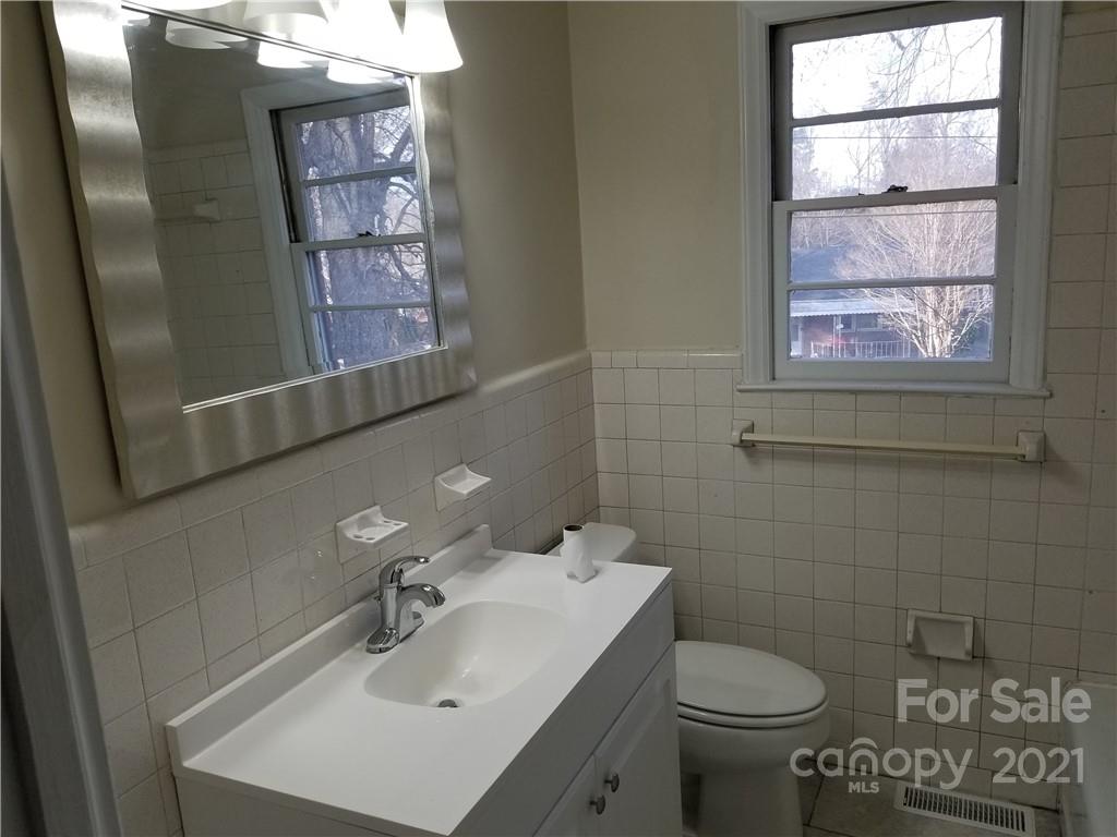 902 Druid Circle Charlotte, NC 28206 - Photo 4 of 24 a bathroom with a sink and a toilet