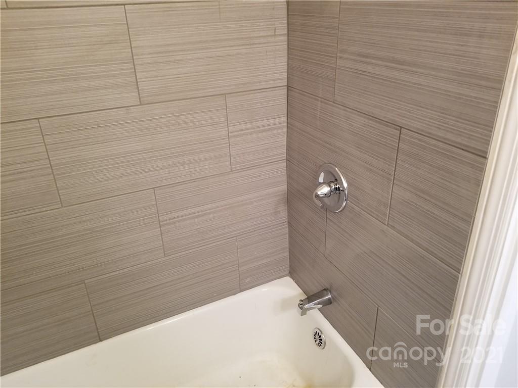 902 Druid Circle Charlotte, NC 28206 - Photo 7 of 24 a bathroom with a bathtub