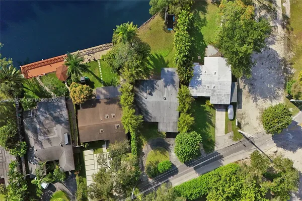 a view of a yard with palm trees