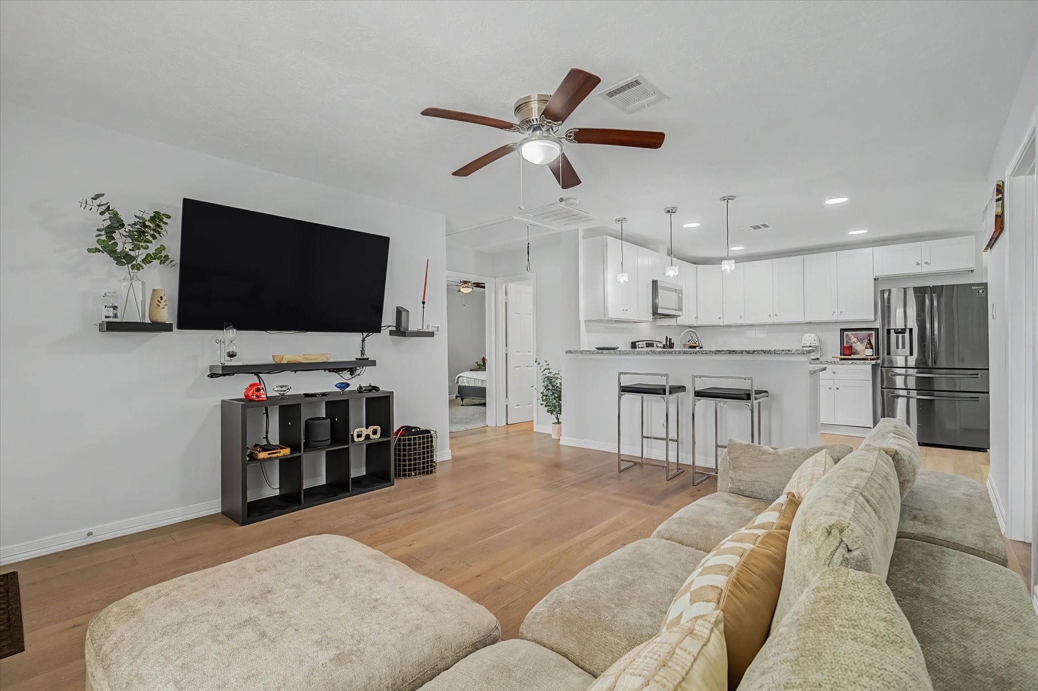 6834 New York Street Houston, TX 77021 - Photo 5 of 39 Bright and airy open-concept living space, perfect for relaxing or entertaining guests.