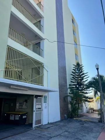 a view of entryway with outdoor space