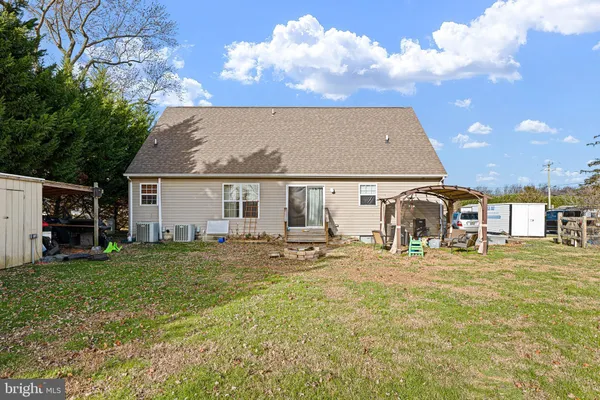 a view of a house with backyard