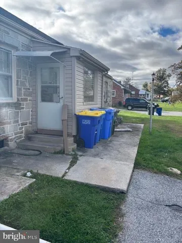 a front view of house with yard and entertaining space