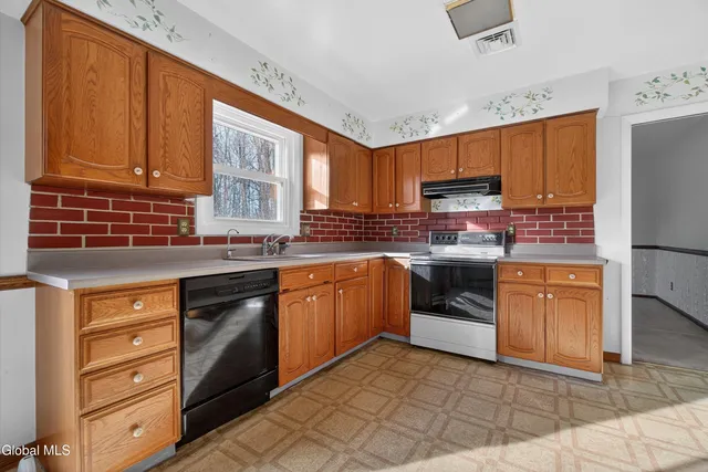 $374,900 | 17 Woodshire Court, Malta, NY 12019