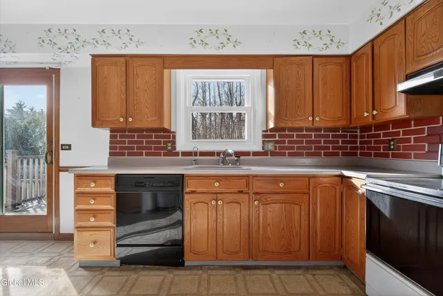 $374,900 | 17 Woodshire Court, Malta, NY 12019