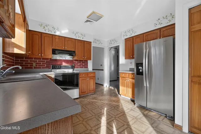 $374,900 | 17 Woodshire Court, Malta, NY 12019