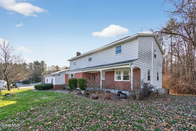 $374,900 | 17 Woodshire Court, Malta, NY 12019