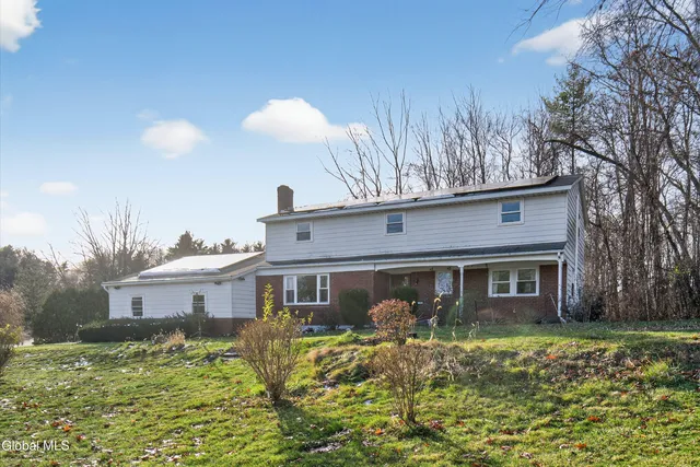 $374,900 | 17 Woodshire Court, Malta, NY 12019