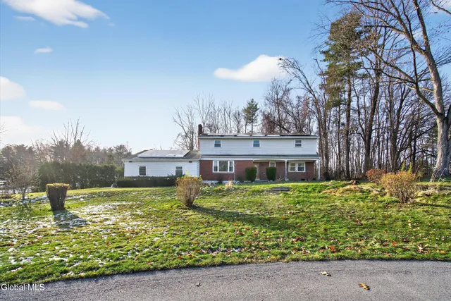 $374,900 | 17 Woodshire Court, Malta, NY 12019