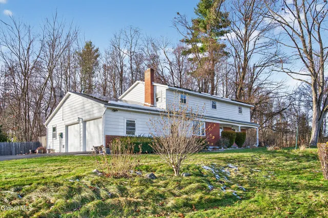 $374,900 | 17 Woodshire Court, Malta, NY 12019