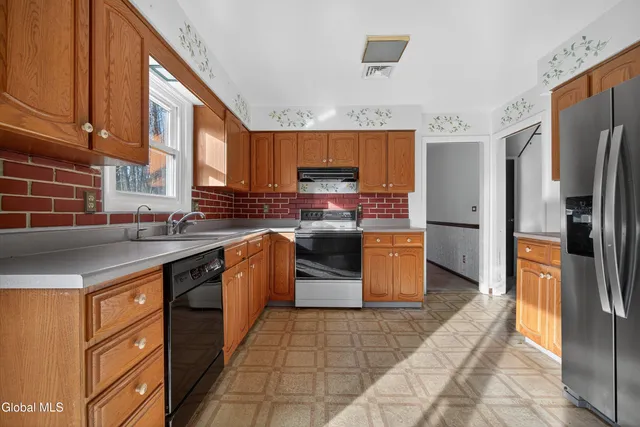 $374,900 | 17 Woodshire Court, Malta, NY 12019