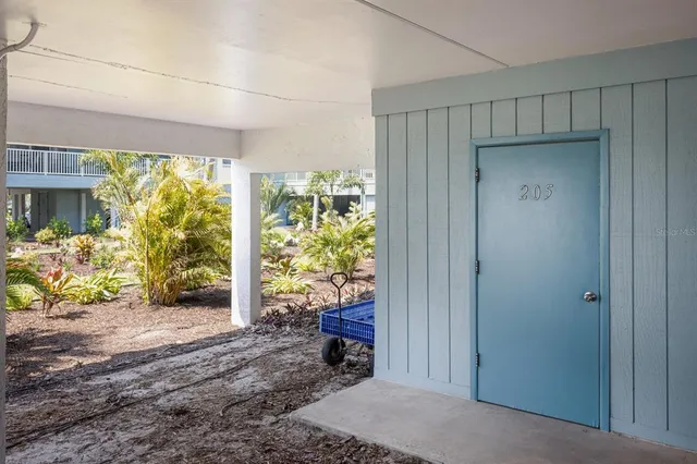 a view of livingroom with furniture