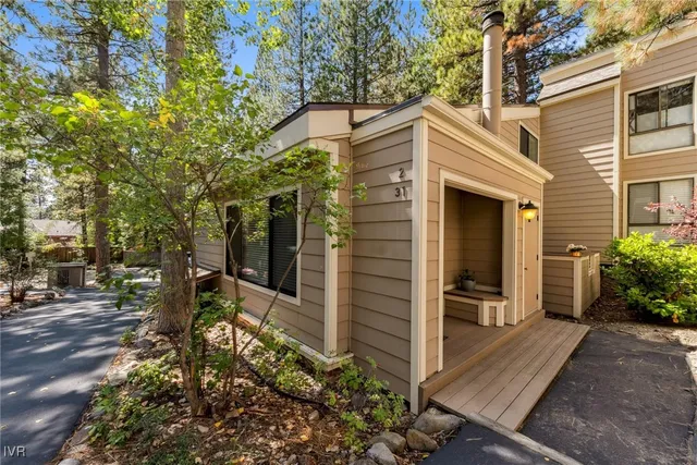 a view of back yard of the house