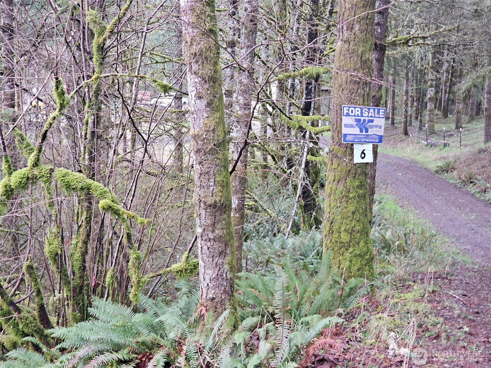 573 Clearwater Road Kelso, WA 98626 - Photo 33 of 34 a sign that is on a brick wall