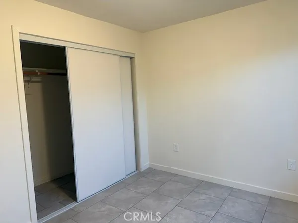 a view of a house with backyard and trees