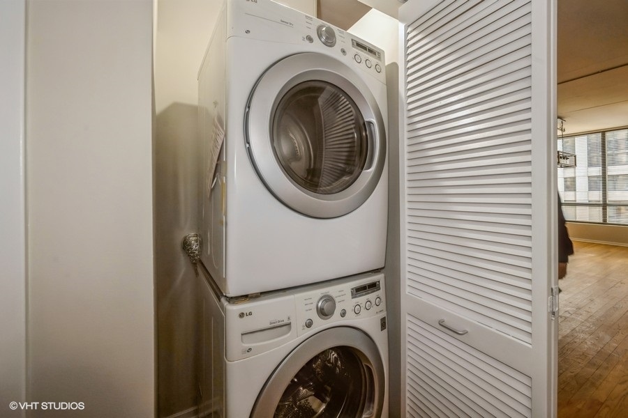 520 South State Street, Unit 702 Chicago, IL 60605 - Photo 16 of 20 a utility room with dryer and washer