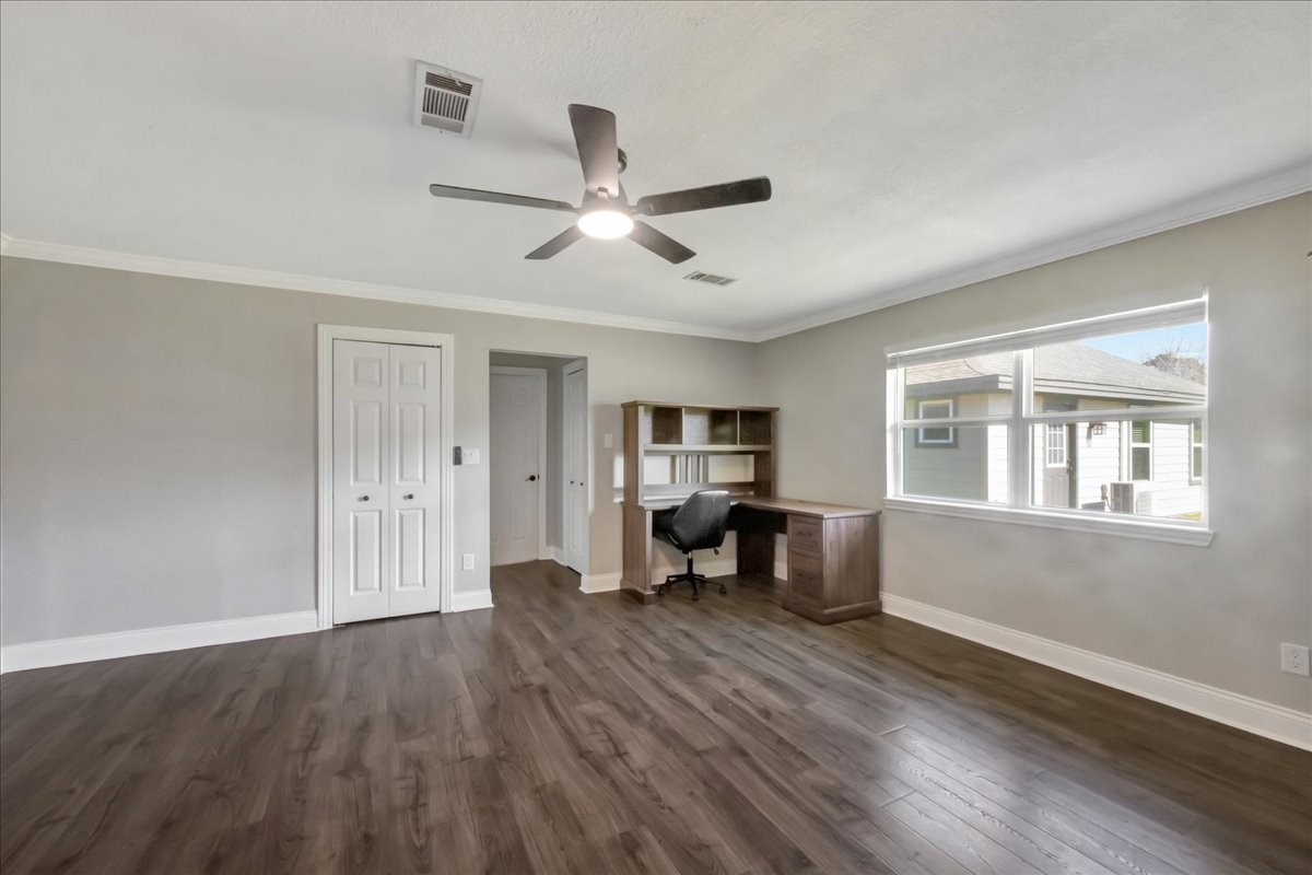 12335 2nd Street Santa Fe, TX 77539 - Photo 22 of 49 a view of a livingroom with lounge chair and a window