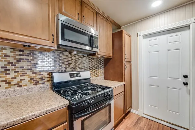 $1,875 | 336 Shoreline Drive, Azle, TX 76020