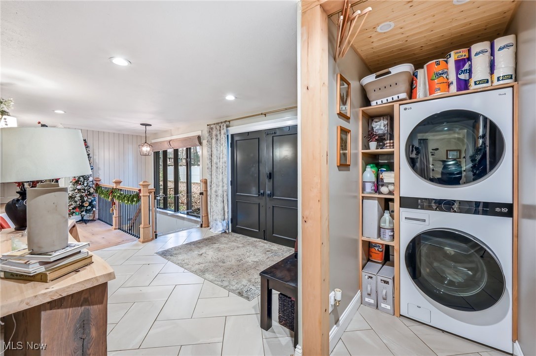 264 Pheasant Run Road Southeast Warren, OH 44484 - Photo 10 of 42 First floor laundry right off the kitchen
