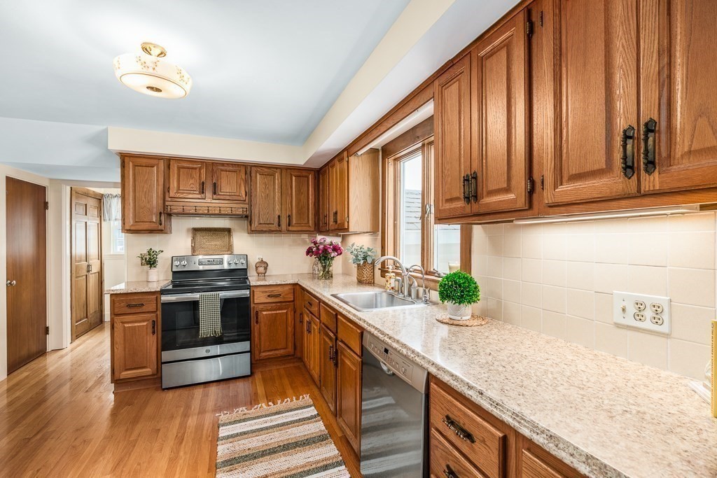 86 Union Street Hamilton, MA 01982 - Photo 10 of 37 Gallery Image 10