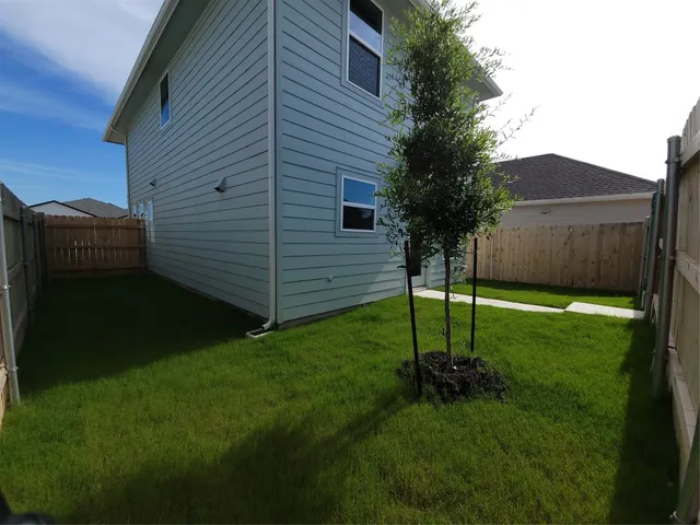 a view of a back yard