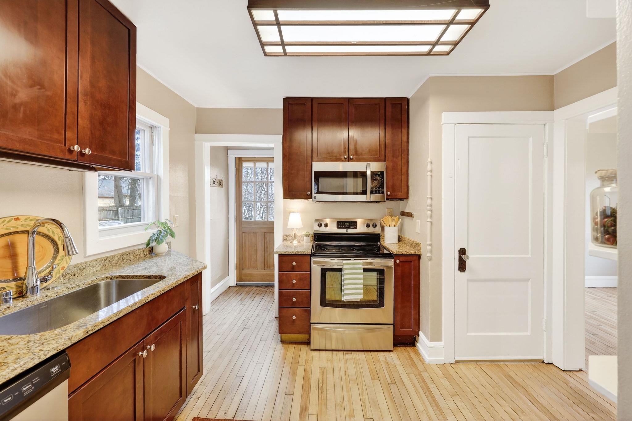 2737 Union Street Madison, WI 53704 - Photo 16 of 39