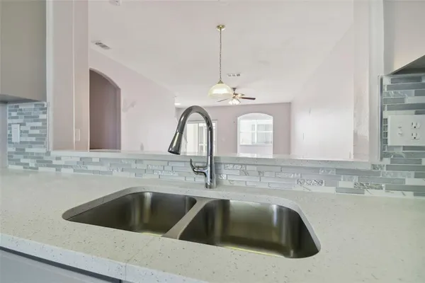 $2,100 | 3430 High Hampton Circle, Tampa, FL 33610