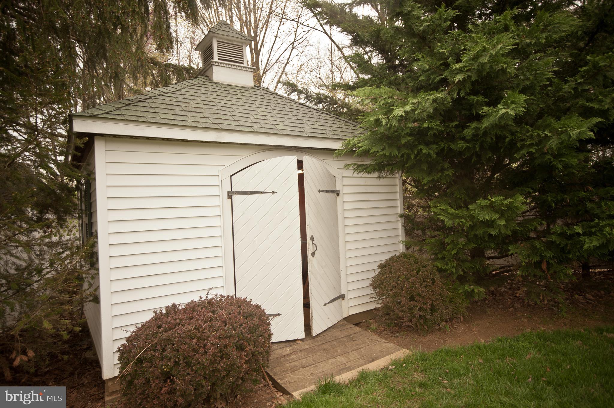 518 Uniontown Road Westminster, MD 21158 - Photo 5 of 54 Backyard Shed
