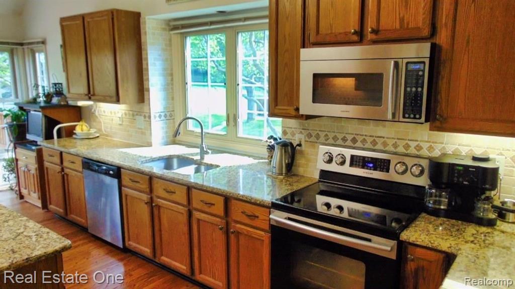 2458 Pleasant View Drive Rochester Hills, MI 48306 - Photo 6 of 68