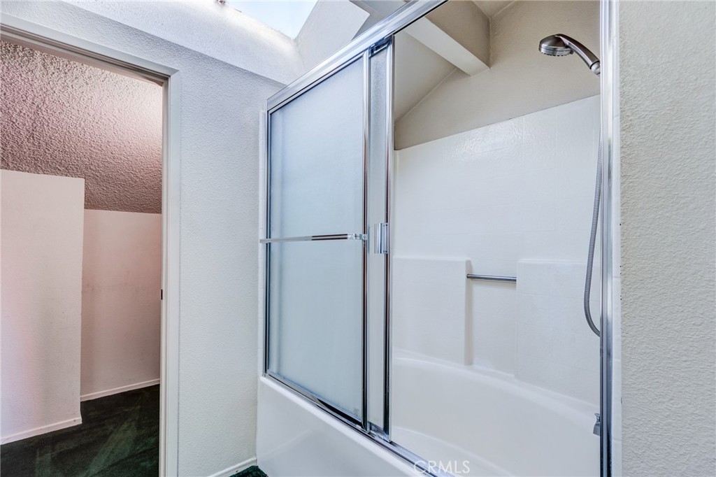 1922 Alta Street Redlands, CA 92374 - Photo 23 of 45 a bathroom with a bathtub