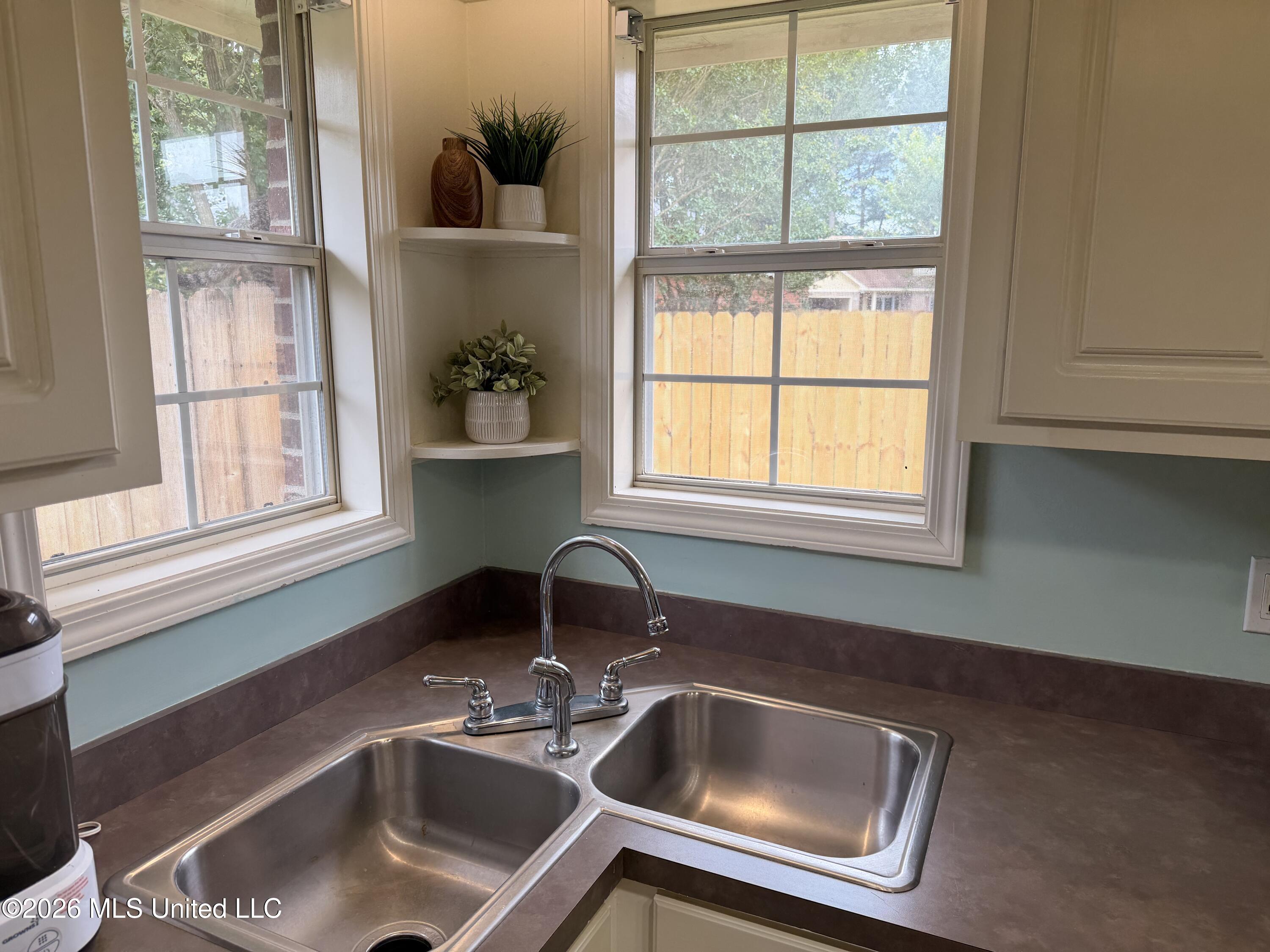 306 Silverleaf Cove Brandon, MS 39047 - Photo 5 of 22 IMG_5370