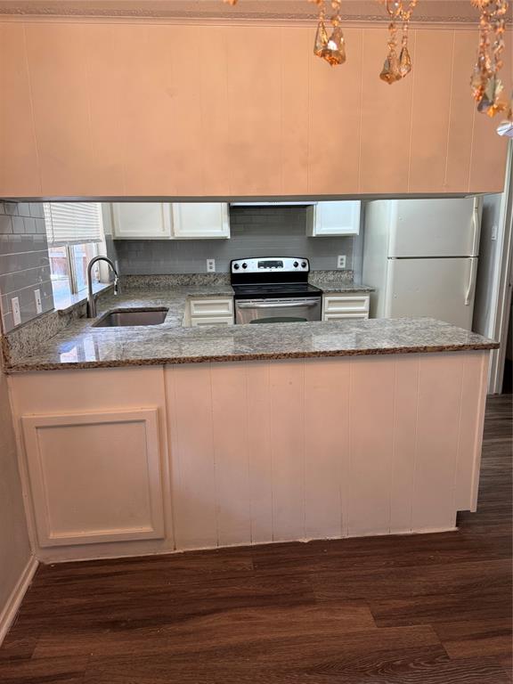 2604 Quail Valley Irving, TX 75060 - Photo 21 of 25 a bathroom with a sink and a mirror