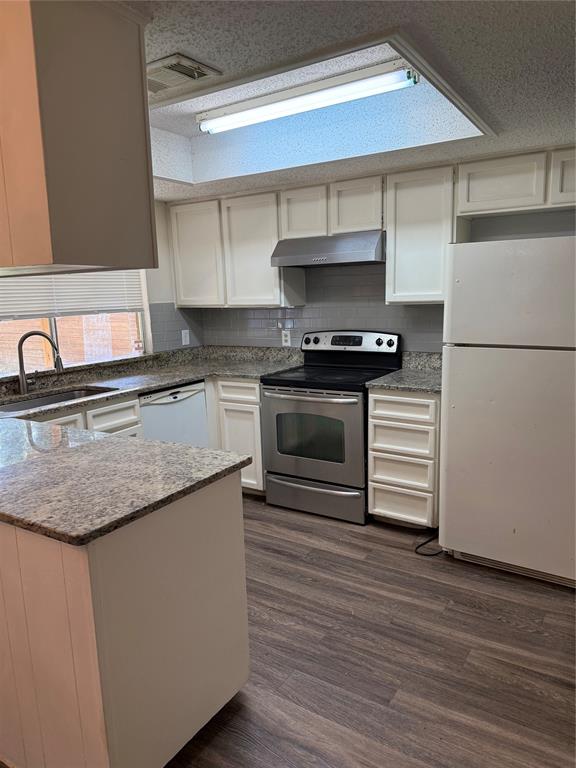 2604 Quail Valley Irving, TX 75060 - Photo 22 of 25 a kitchen with stainless steel appliances granite countertop a sink stove and refrigerator