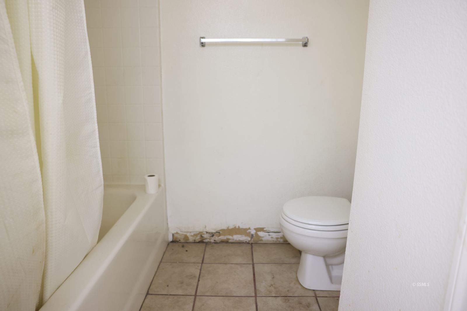 425 Christopher Court Ridgecrest, CA 93555 - Photo 9 of 36 a bathroom with a toilet and a shower