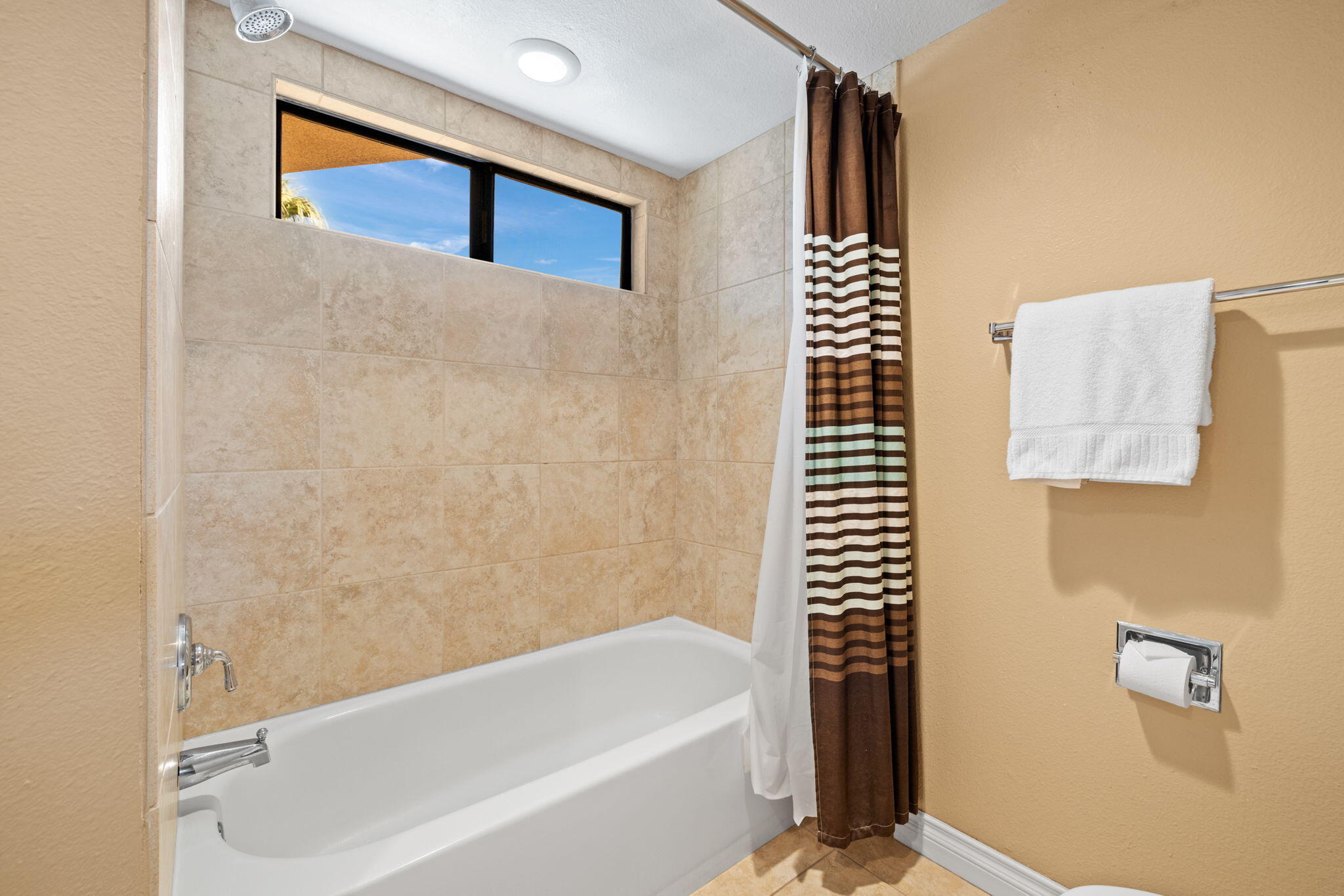 45775 Juniper Circle, Unit 616A Palm Desert, CA 92260 - Photo 27 of 35 a bathroom with a bathtub
