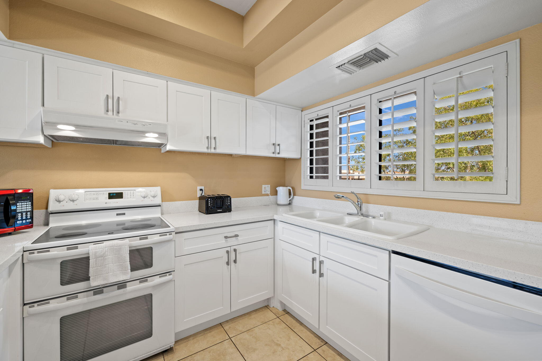 45775 Juniper Circle, Unit 616A Palm Desert, CA 92260 - Photo 9 of 35 a kitchen with appliances cabinets and a sink