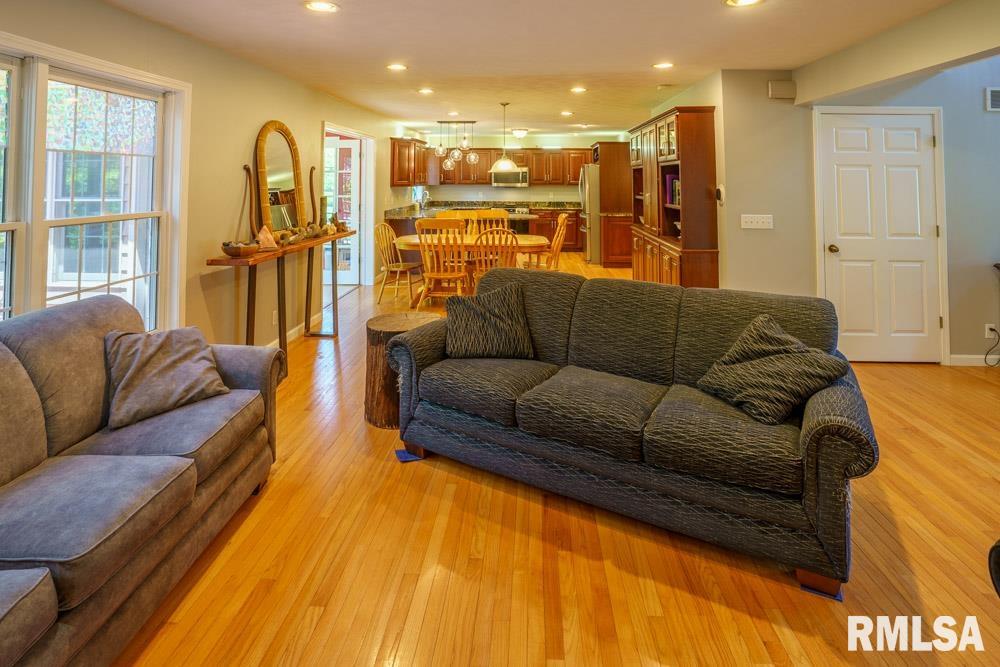 3626 West Chartwell Road Peoria, IL 61614 - Photo 8 of 41 Gallery Image 8
